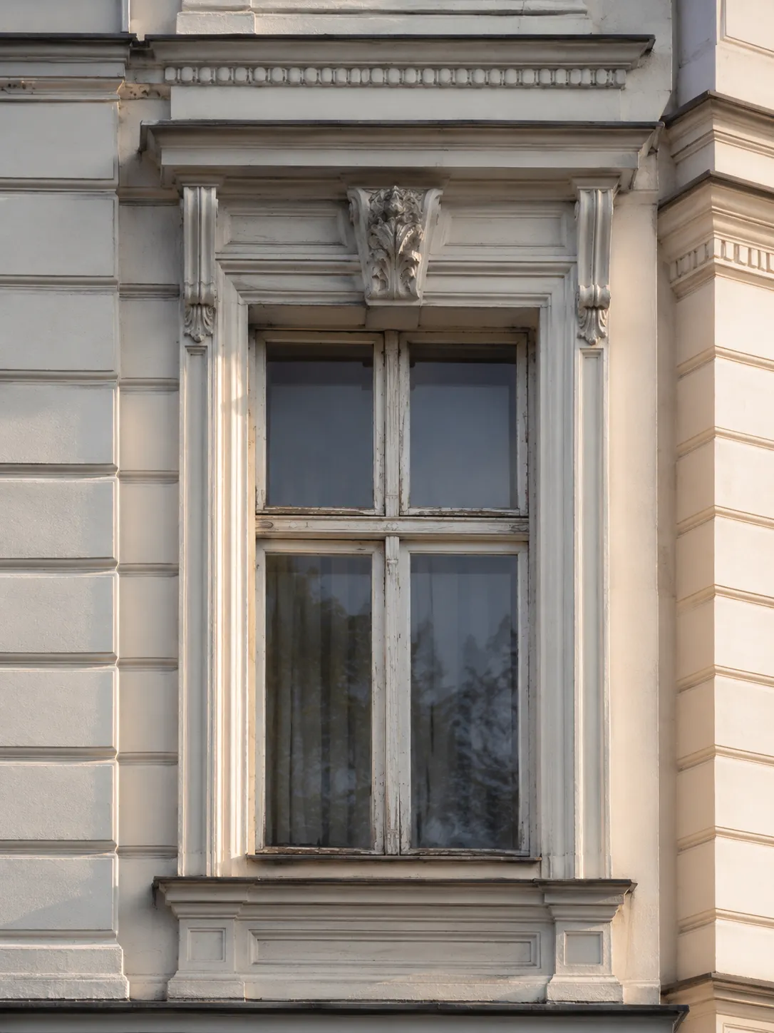 Stuckfenster einer Berliner Altbaufassade im Abendlicht
